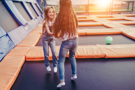 Dünne Teenagerin Hat Grossen Spass Im Freien Dünne Teenagerin Hat Grossen Spass Im Freien